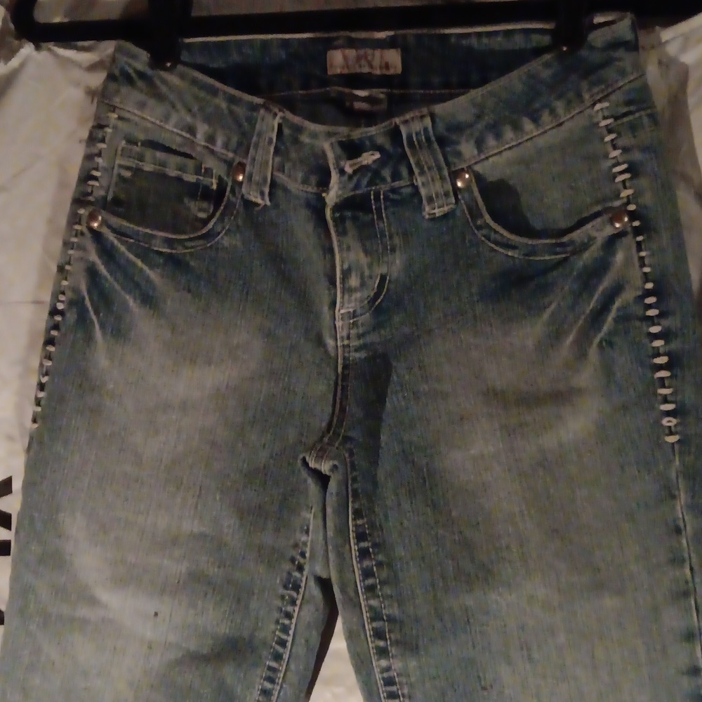 Capri cropped Jean with white stiching and a small cuff with button on leg